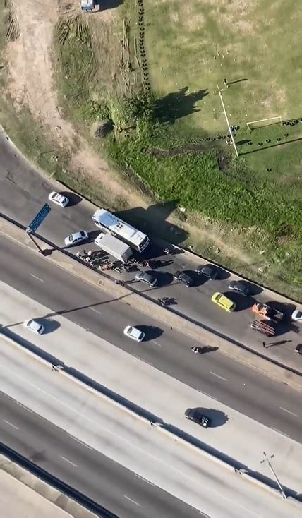 Acidente Tr S Ve Culos Bloqueia Trecho Da Avenida Brasil