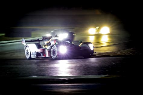 24H du Mans H 12 Toyota en tête juste après mi course Ferrari en