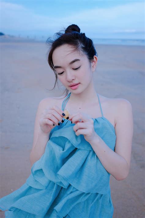 Em chưa 18 Kaity Nguyễn diện bikini cạp cao khoe dáng phồn thực bên