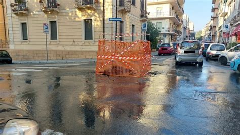 Reggio Calabria Enorme Perdita Dacqua Tra Via Fiorentino E Via Possidonea