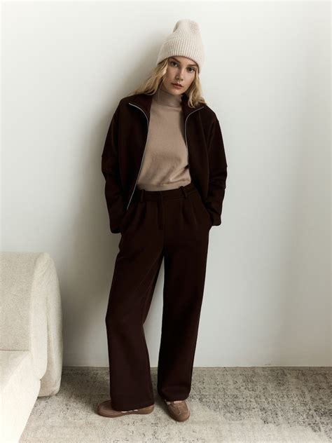 Прямые брюки из футера с защипами на талии :: LICHI - Online fashion store