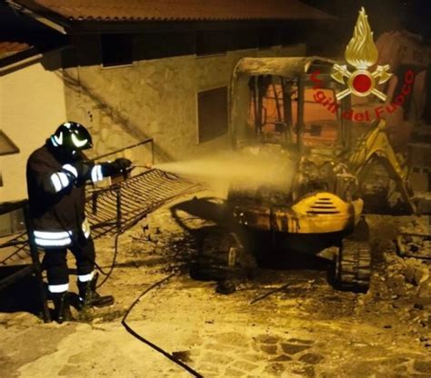 Incendio In Un Cantiere Edile Intervengono I Vigili Del Fuoco Di