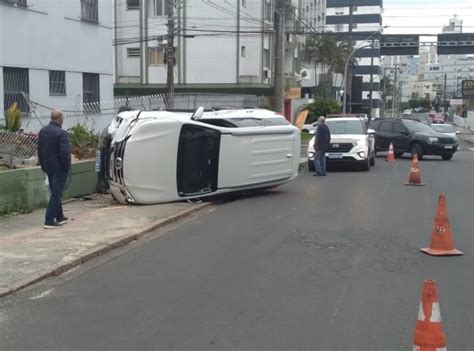 Colisão seguida de capotamento deixa uma pessoa ferida no centro de