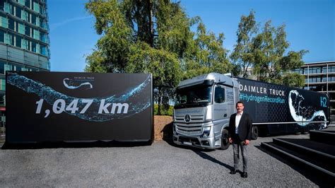 Daimler Truck fährt über 1 000 Kilometer mit einer H2 Füllung