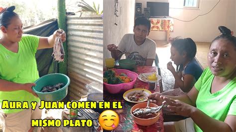 Disfrutando Un Rico Caldo De Pezcado De Rio En Familia Vean Como Lo