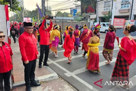 DPP PDIP Gelar Kirab Dan Upacara Penaikan Bendera Merah Putih ANTARA News