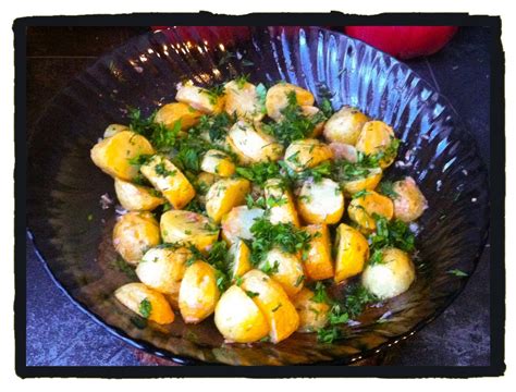 Бейби картофки с кожички, чесън, оцет, копър и магданоз