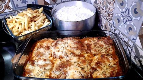 BIFE A PARMEGIANA BATATA FRITA E ARROZ BRANCO ALMOÇO COMPLETO