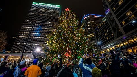 Christmas In Cincy Is Finally Here With The Tree Lighting On Fountain