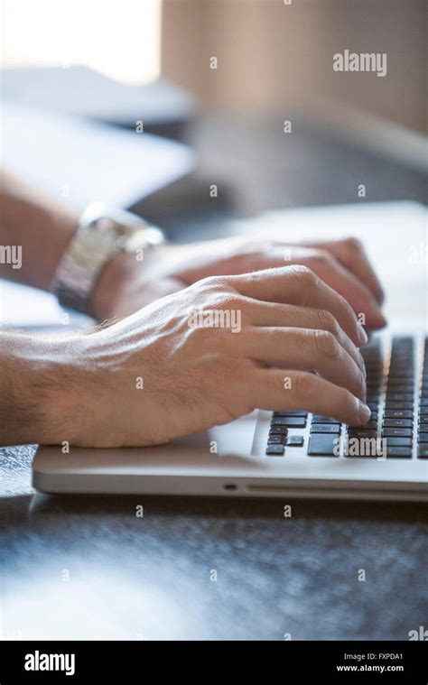 Manos escribiendo en el teclado del ordenador portátil Fotografía de