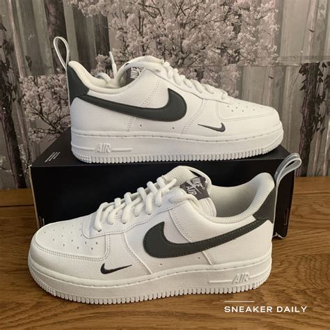 Giày Nike Air Force 1 07 Lv8 Ut White Metallic Dark Grey Dx8967 100