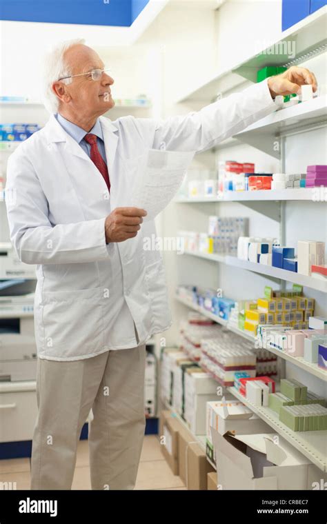 Pharmacist Filling Prescription Stock Photo Alamy