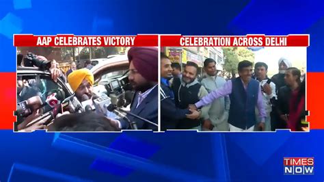 Watch Aap Leaders Jubilant Reaction Outside Arvind Kejriwal Residence