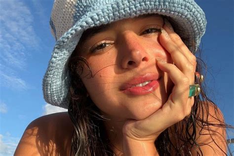 Bruna Marquezine Usa Vestido Curto E Faz Pose Em Mil O