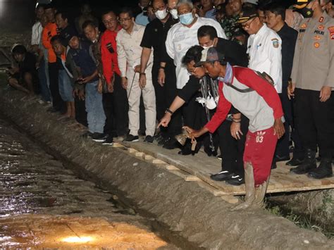 Meski Sudah Malam Mentan Dan Petani Tetap Semangat Tanam Serempak