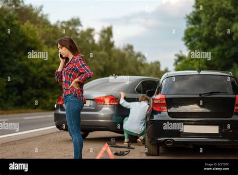 Conductores Hombres Y Mujeres En Carretera Accidente De Coche Accidente Automovilístico