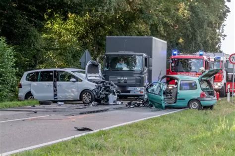 Auto fängt nach Unfall Feuer Fahrer stirbt im Krankenhaus Ettlingen