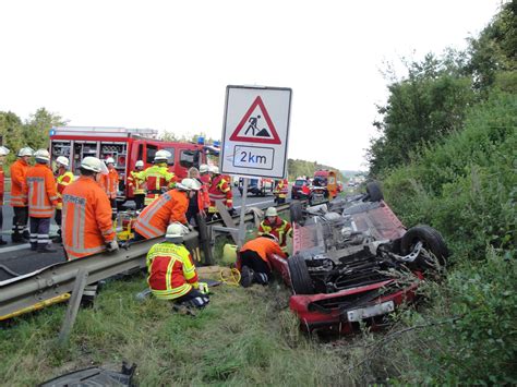 Feuerwehren Retten Eingeklemmten Autofahrer Nach Verkehrsunfall Auf Der