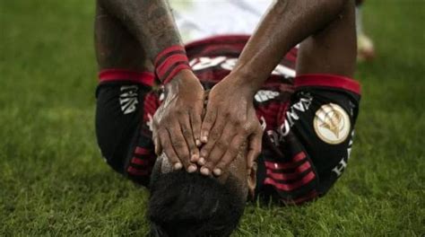 Bruno Henrique fará cirurgia no joelho e deve desfalcar Flamengo por um