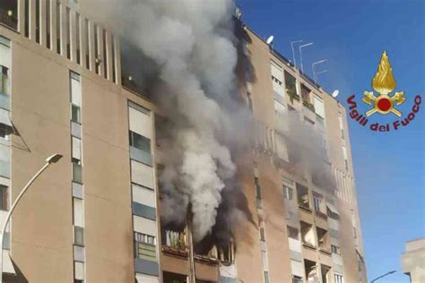 Roma Incendio A Spinaceto Due Persone Tratte In Salvo Dai Vigili Del