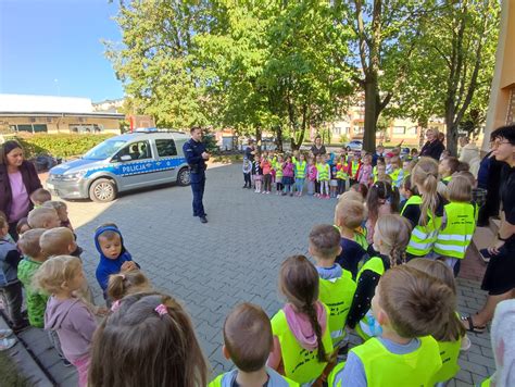 Policjant Z Wizyt U Najm Odszych Przedszkolaki Wiec Przyk Adem