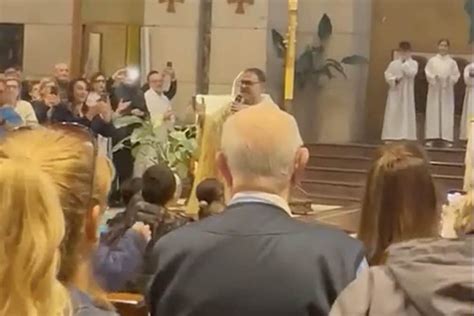 Napoli Torna Campione Il Coro Di Prete E Fedeli Nella Chiesa Di San