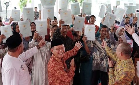 Warga Cikarang Selatan Sumringah Terima Sertifikat Program PTSL