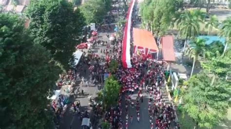 Bendera Merah Putih Panjang Ribuan Meter Berkibar Di Jambi