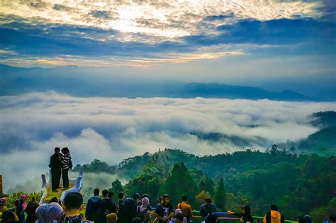 Foto Berwisata Ke Negeri Atas Awan Gunung Luhur Mensyukuri Mahakarya