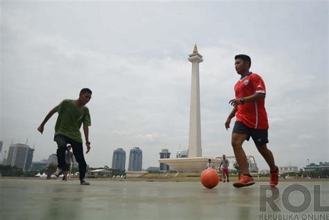 Bermain Futsal Di Lapangan Monas Republika Online