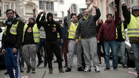 Versailles closes ahead of 'yellow vest' protest as numbers fall