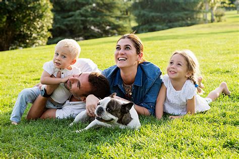 Familia Con Perro Fotos De Perros