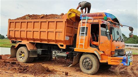 Dump Truk Fuso Ps Jomplang Muatan Full Bak Tanah Timbunan Youtube