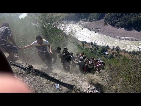 Autobús de pasajeros cae a barranco en India al menos 22 muertos