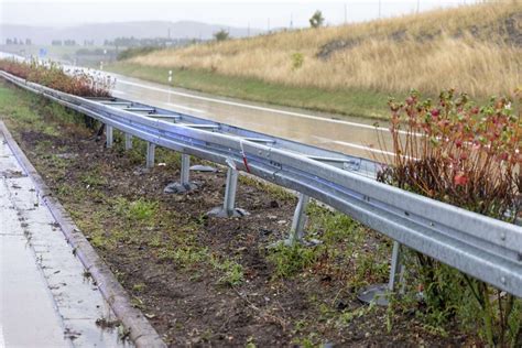 Regen Auf Der A Sportwagen Kommt Ins Schleudern Und Kracht In