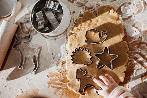 Manos De Ni O Haciendo Galletas Navide As Tradicionales Foto Premium