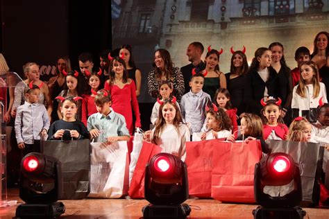 M S De Castellers I Castelleres Es Troben Al Gran Sopar Vermell De