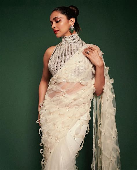 Deepika Padukones Mesmerizing Saree Steals The Show At Manish Malhotra