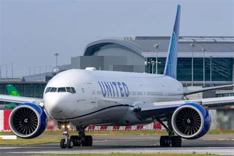 Une compagnie aérienne américaine Boeing est rentrée à son aéroport de