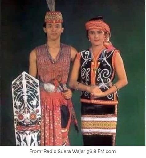 11 Pakaian Adat Dayak Beserta Gambar dan Penjelasannya