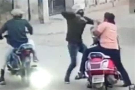 Bike Borne Criminals Snatch Chain At Gunpoint From Woman In Mp Video Goes Viral News18