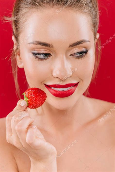 Sonriendo Hermosa Mujer Desnuda Con Labios Rojos Sosteniendo Fresa