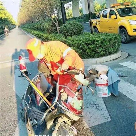 城管正能量伤者流血倒地不起 环卫工人及时救助情况