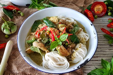 Rice Noodles With Green Chicken Curry Ka Nom Jeen Gaeng Keow Wan Gai