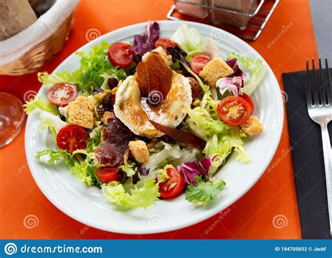 Ensalada De Queso De Cabra Con Lechuga Tomates De Carne Y Miel Foto De