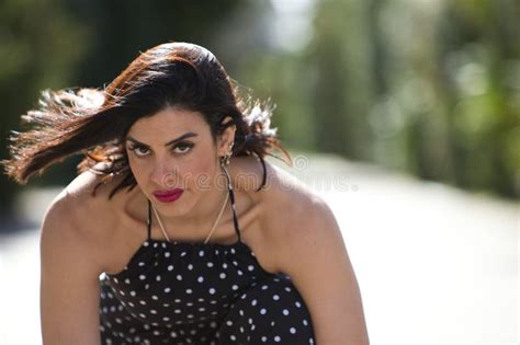 Brunette Joven Y Hermosa Mujer De Negocios Y Vestido Negro Con Puntos De Polka Blanco Listos