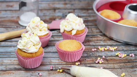 Fluffige Muffins Cremige Cupcakes Aus Dem Omnia Backofen 4 REIFEN 1 KLO