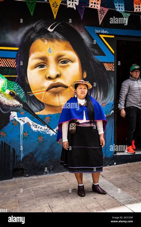 Una Mujer Vestida Con Un Traje Tradicional De Street Art En Bogot