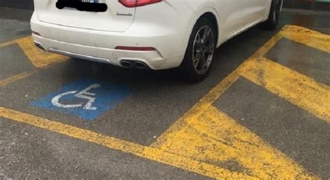 Boom Di Multe A Treviso Per Le Auto Parcheggiate Nei Posti Per I Disabili La Polizia Locale