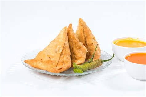 Premium Photo | Samosa with Chutney